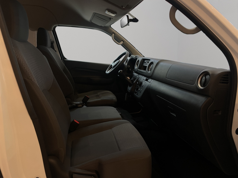 Nissan Comerciales Urvan Panel 4 pts. Amplia, TM5, a/ac. 2024